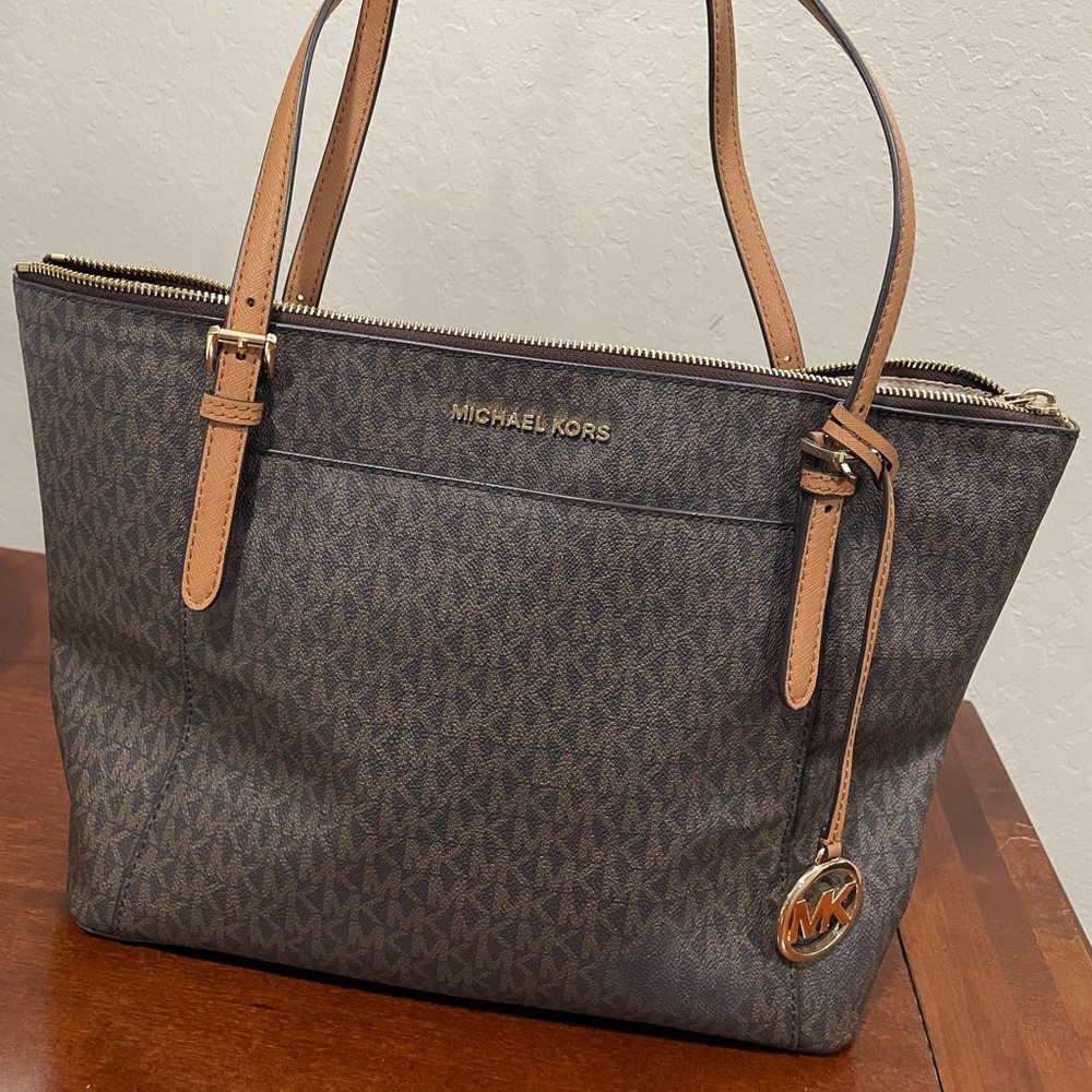 Like new Michael Kors shoulder bag/wallet.